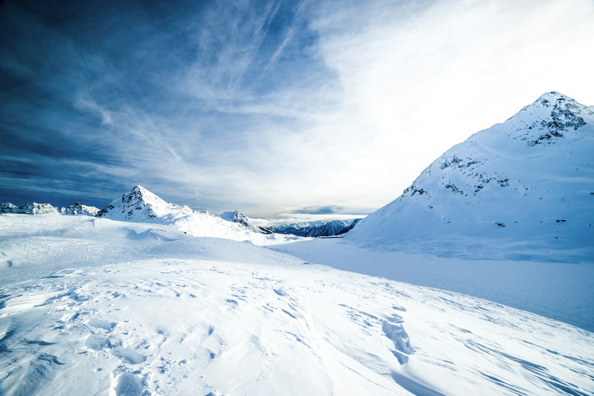 Verschneite alpine Landschaft mit Bergen, als Landschaftsinspiration