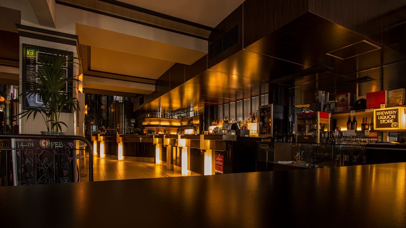 Restaurant- und Barbereich mit dunklen Holztönen und warmer Beleuchtung