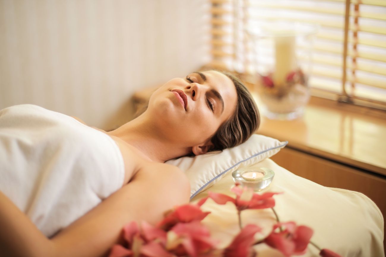 Entspannung bei einer Wellnessbehandlung als Symbol für eine ruhige Auszeit